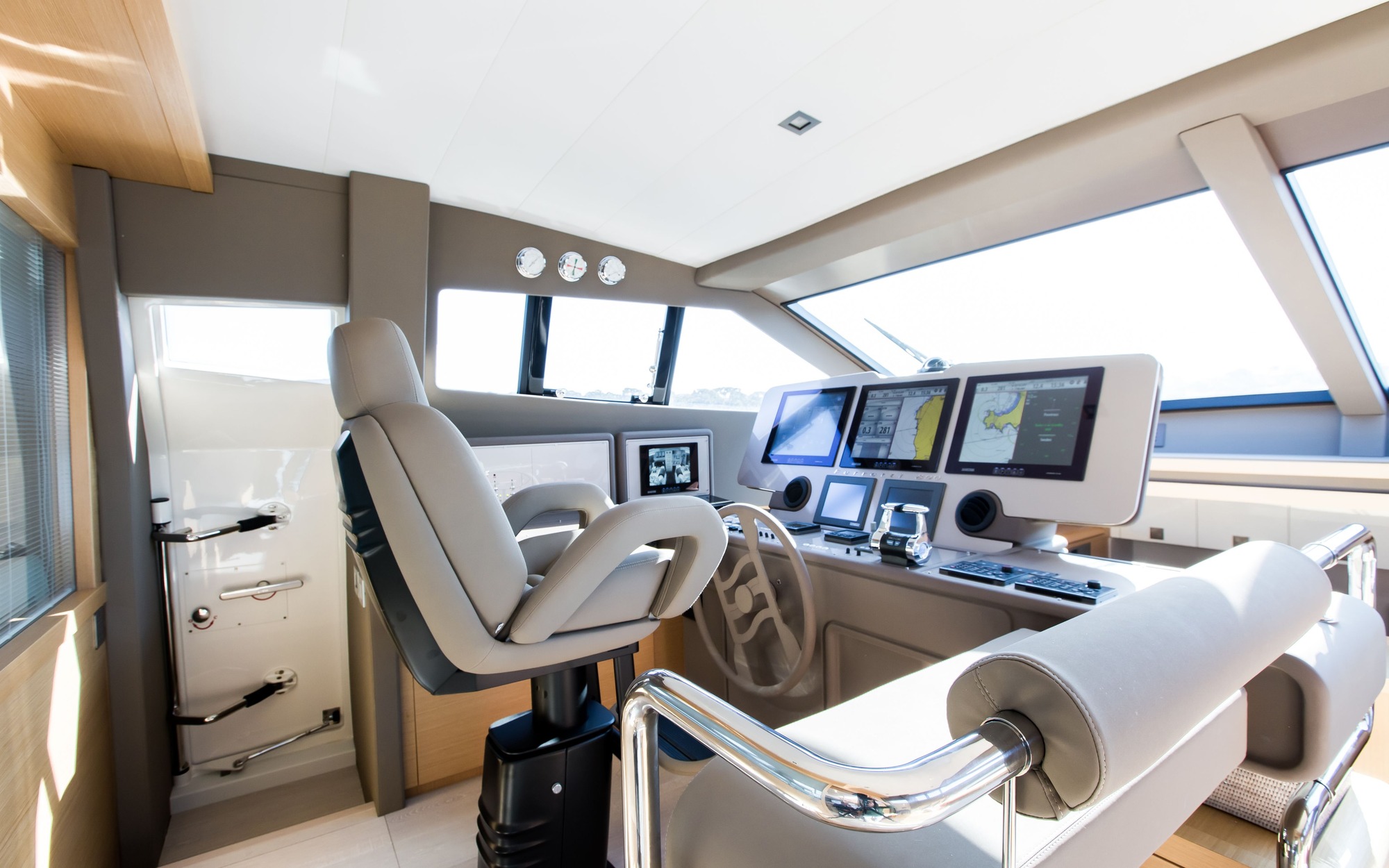 Motor Yacht IGELE - Helm station.jpg