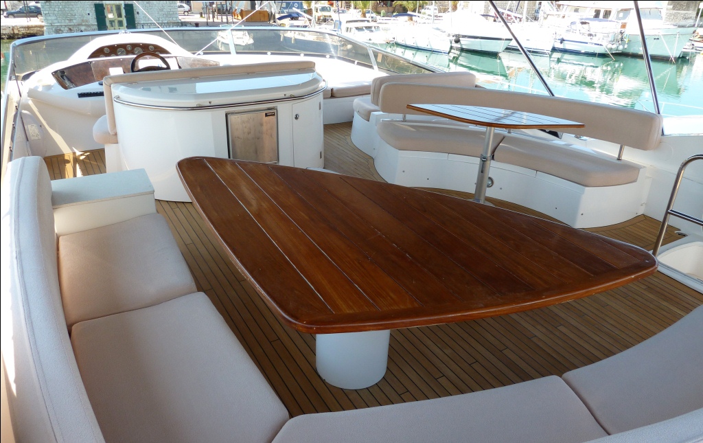 Motor Yacht LUCKY BEAR -  Flybridge al fresco dining.jpg
