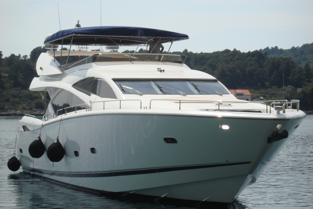 Motor Yacht LUCKY BEAR -  Main.jpg