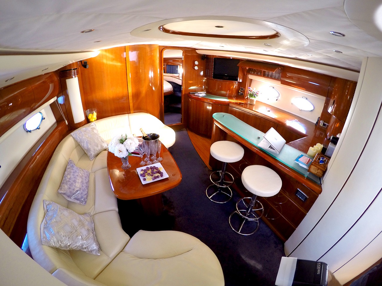 Motor Yacht MANZANA - Salon and bar 1.jpeg
