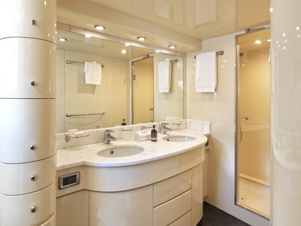 Motor Yacht MARTINA - Ensuite.jpg