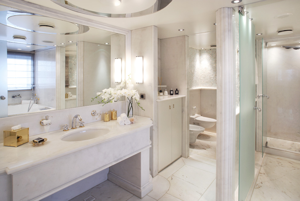 Motor Yacht MOONLIGHT II - Master ensuite.jpg