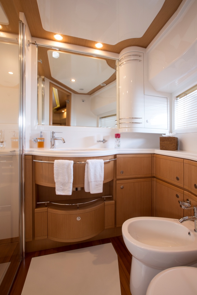 Motor Yacht SANS ABRI - Ensuite.jpg