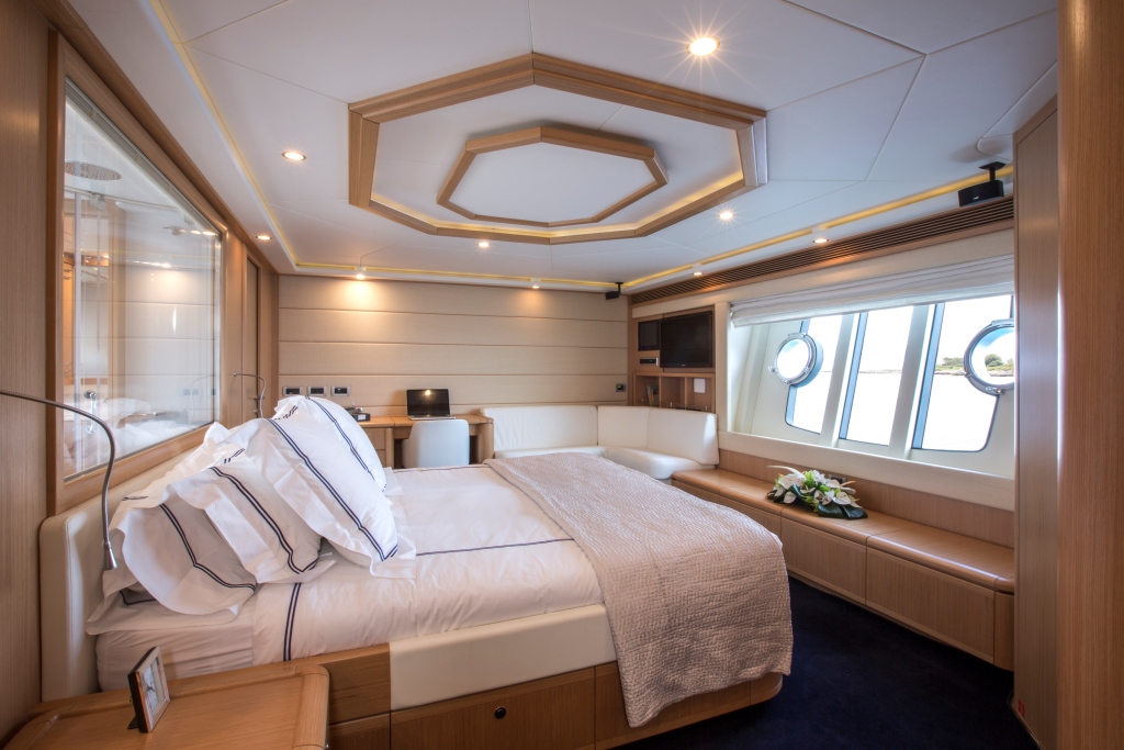 Motor Yacht SANS ABRI - Master cabin.jpg