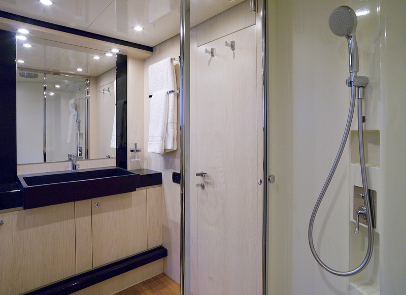 Motor Yacht Stinray M -  Bathroom 2.jpg