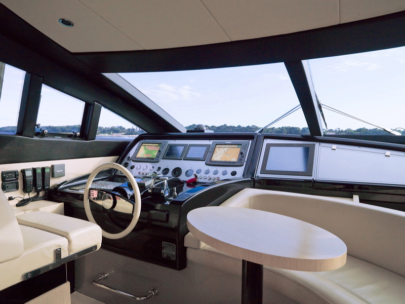 Motor Yacht Stinray M -  Bridge.jpg