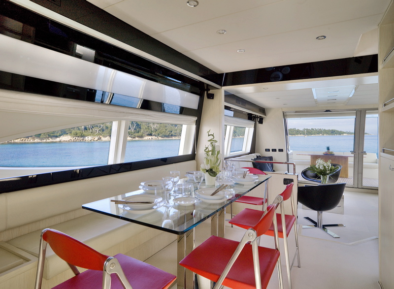 Motor Yacht Stinray M -  Dining Area.jpg