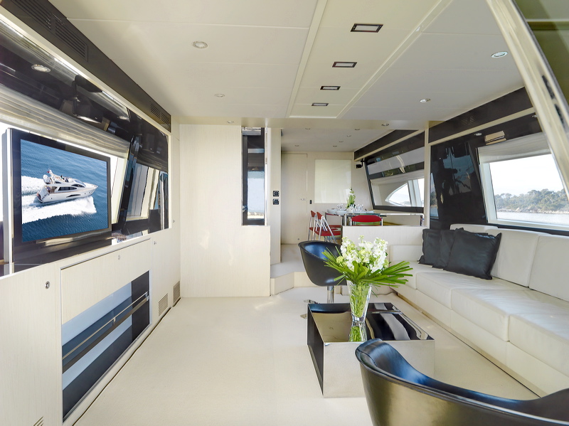 Motor Yacht Stinray M -  Main Salon.jpg