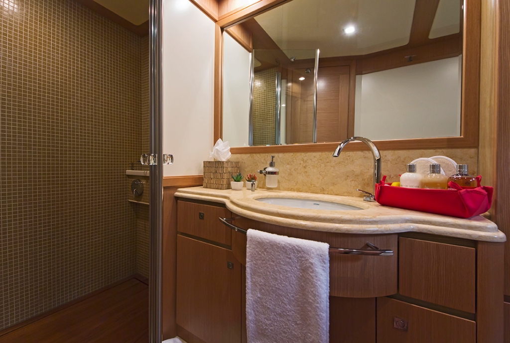 Motor Yacht ZIACANAIA - Queen Cabin Bath.jpg
