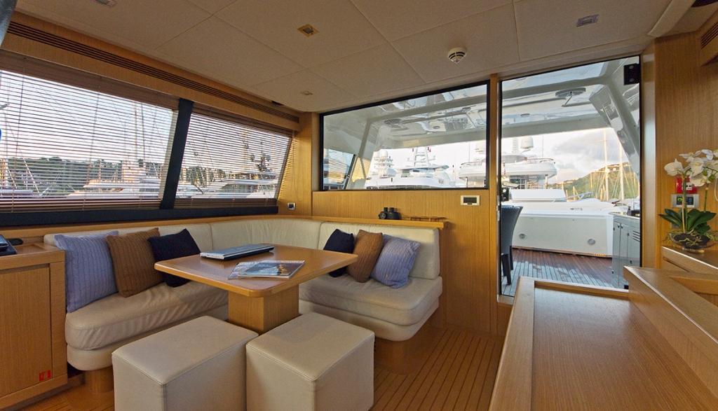 Motor Yacht ZIACANAIA - Upper lounge.jpg