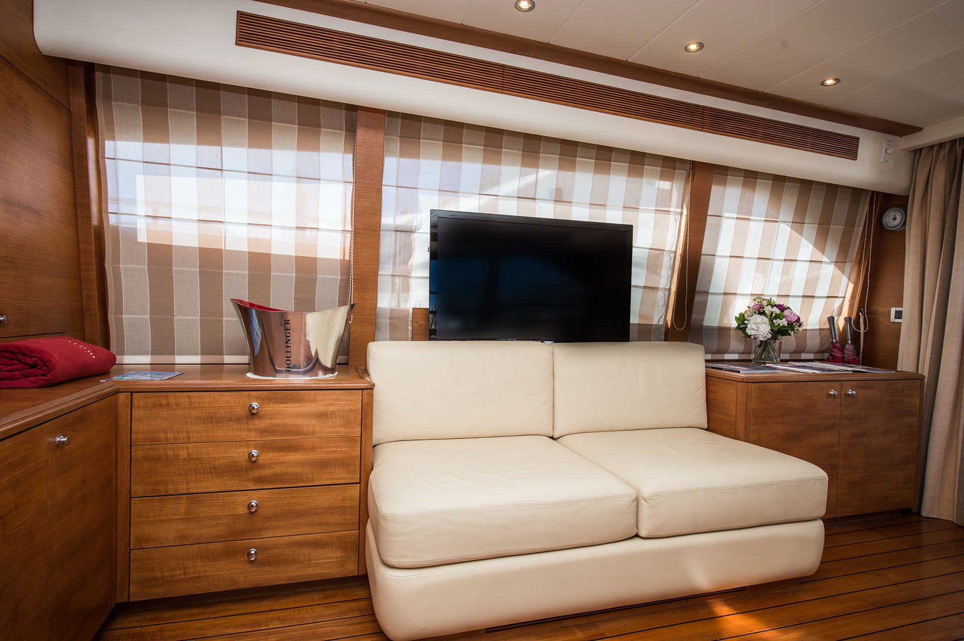 Motor Yacht ZINA - 004.jpg
