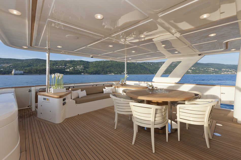 Motor Yacht Ziacanaia N33 Ferretti Custom Line - Cockpit.jpg