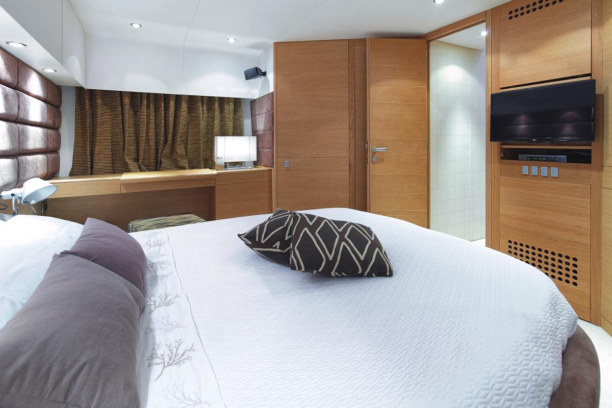 Motor yacht ARWEN - Master with vanity.jpg