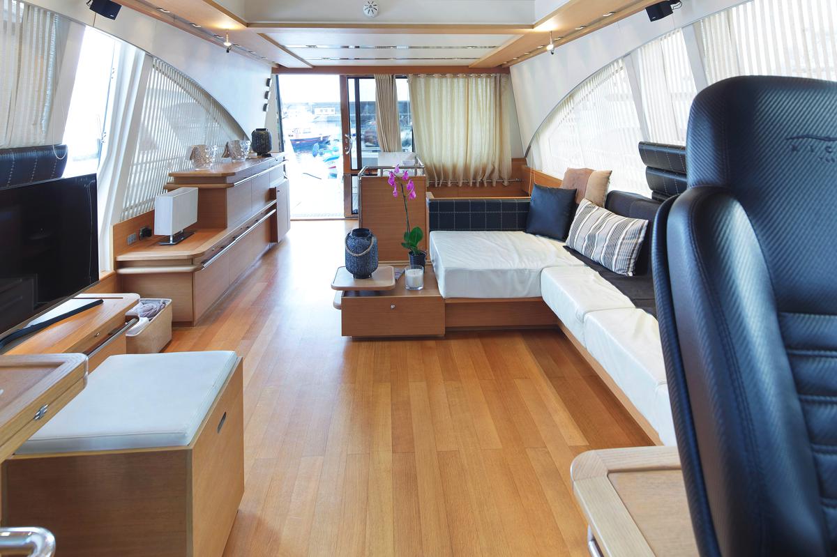 Motor yacht ARWEN - Salon view aft.jpg