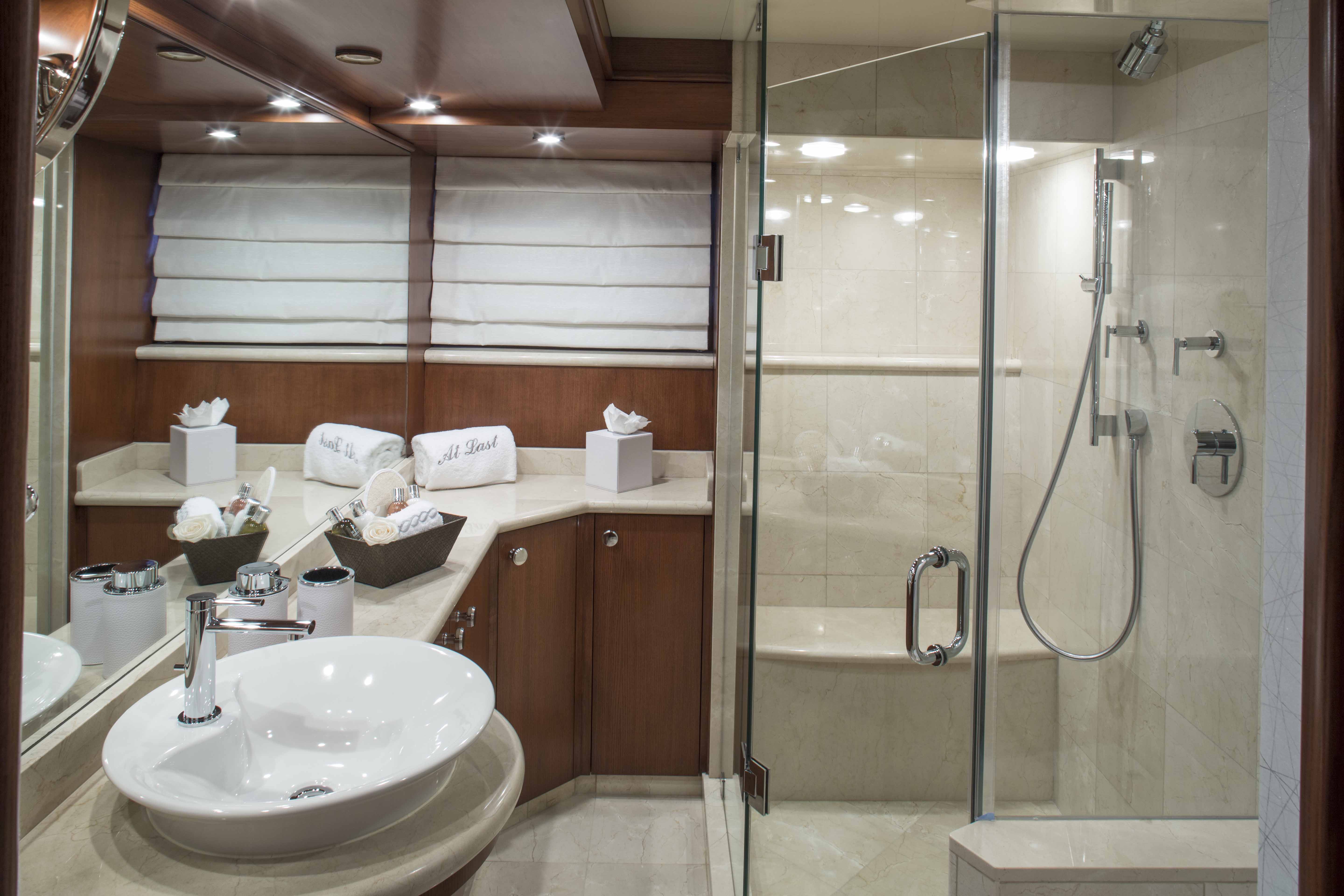 Motor yacht AT LAST - Ensuite.jpg