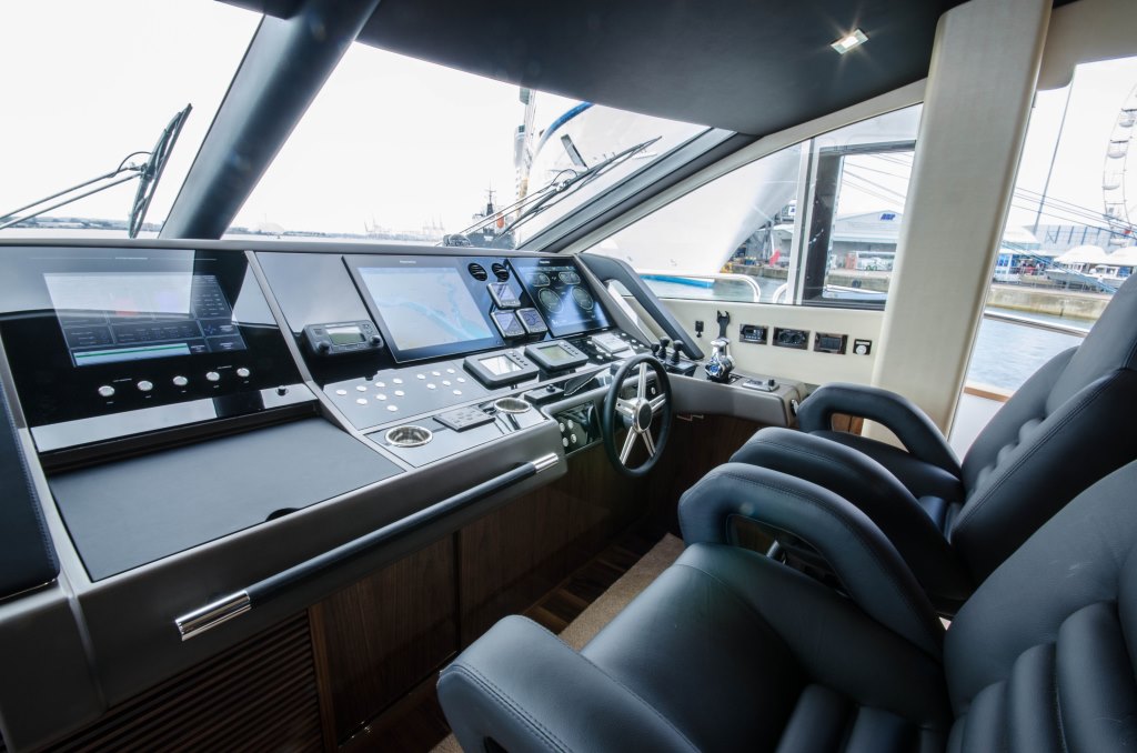 Motor yacht AUTUMN -  Helm.jpg