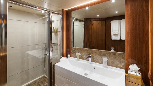 Motor yacht AUTUMN -  Master Ensuite.jpeg