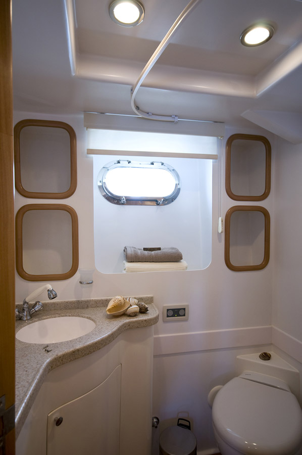Motor yacht AZMIM -  Bathroom.jpg