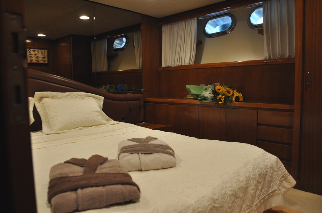 Motor yacht BON VIVEUR - Cabin.jpg