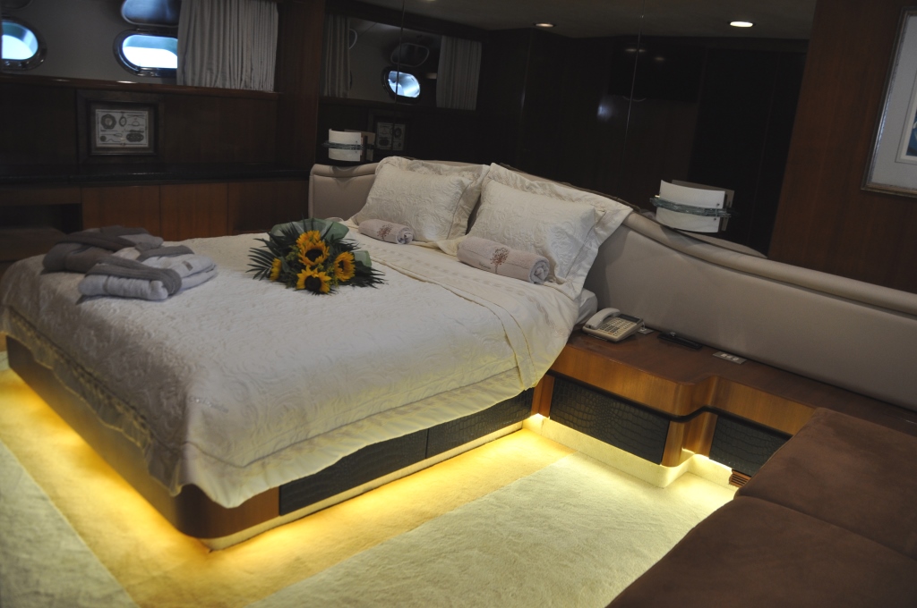 Motor yacht BON VIVEUR - Master Cabin.jpg