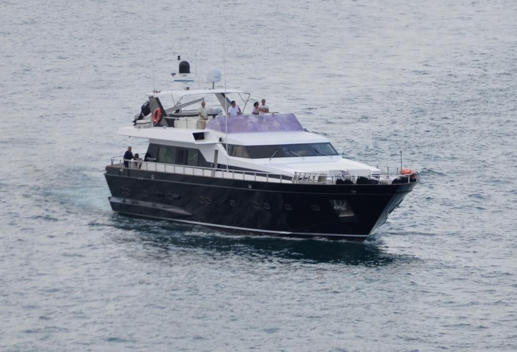 Motor yacht BON VIVEUR - Profile.jpg