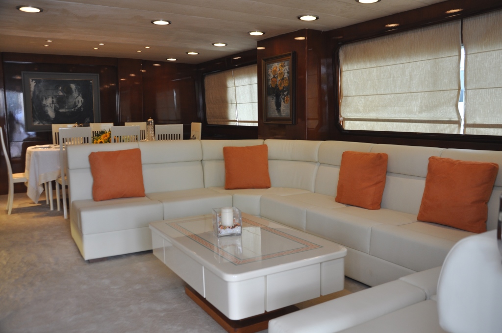 Motor yacht BON VIVEUR - Salon Seating.jpg
