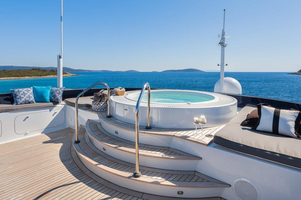Motor yacht BRAZIL - Jacuzzi.jpg