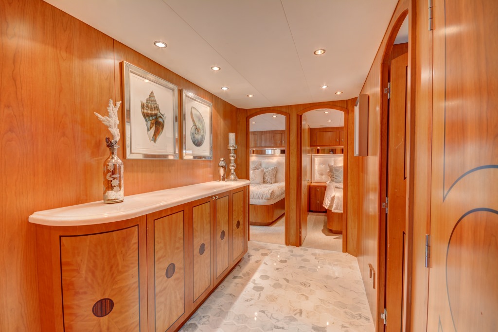 Motor yacht CRESCENDO - Cabin foyer.jpg
