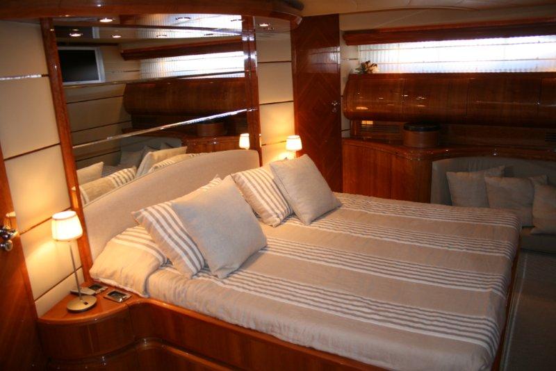 Motor yacht CRIDAMAR -  Master Cabin.jpg