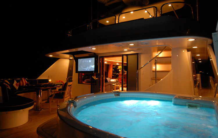 Motor yacht Dona Lola -  Spa Pool.jpg