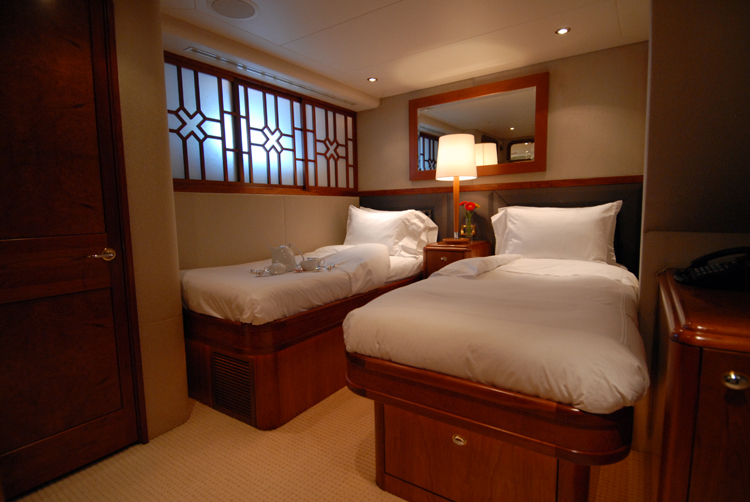 Motor yacht Dona Lola -  Twin Cabin.jpg