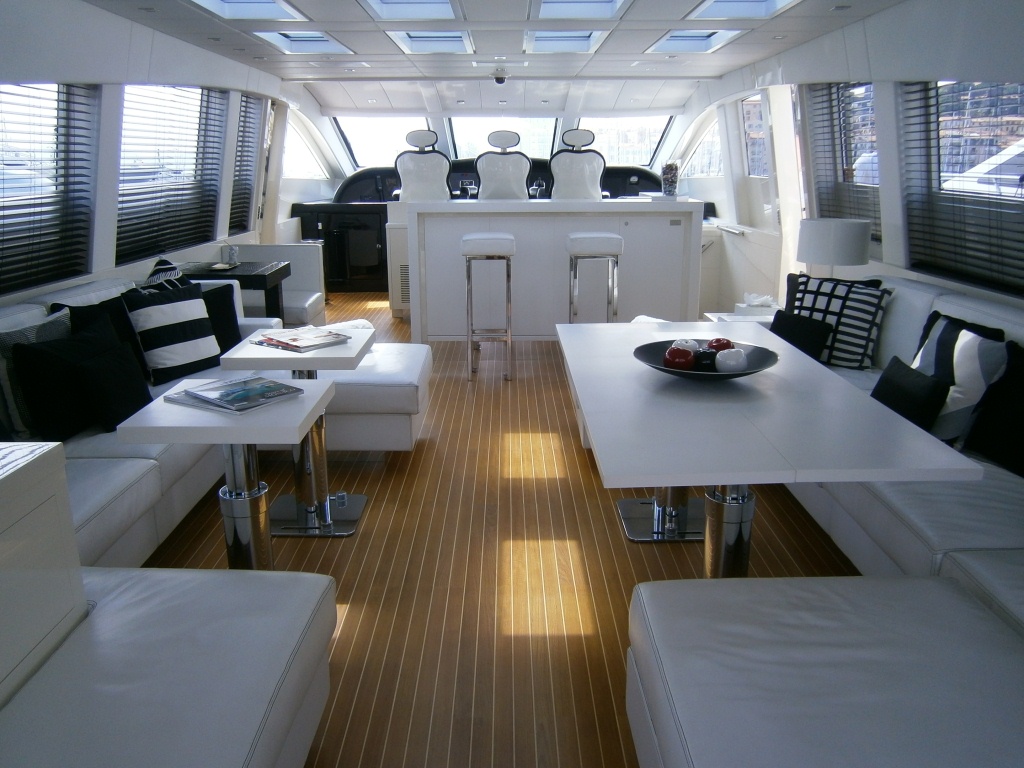 Motor yacht FRIDAY -  Main Salon.JPG
