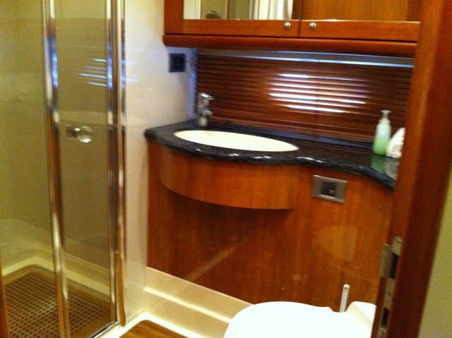 Motor yacht GIANPIER -  Bathroom.jpg