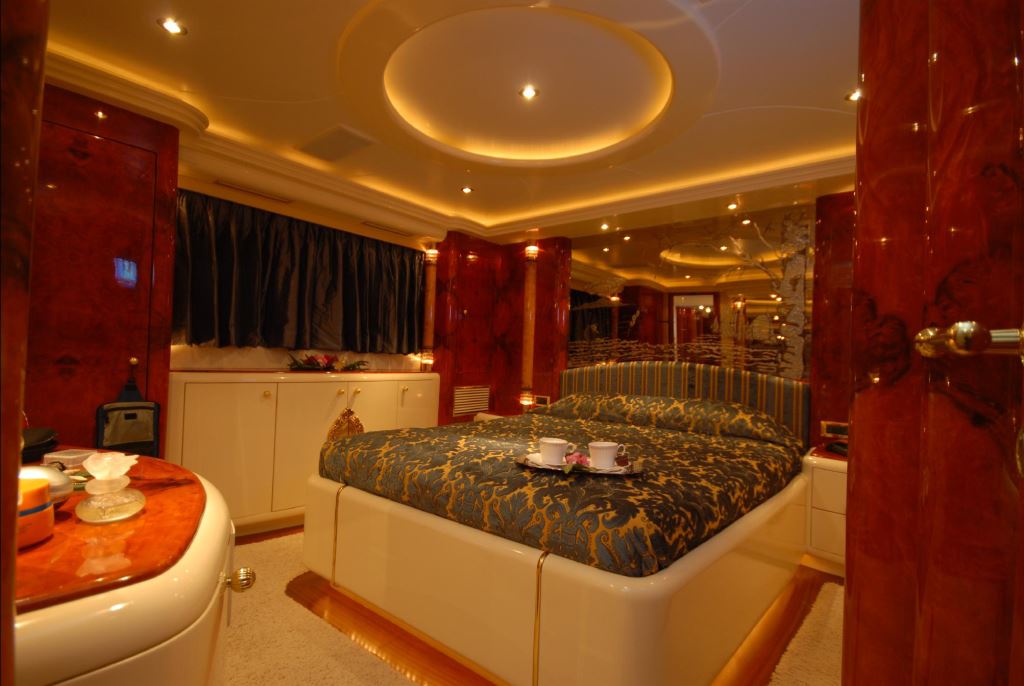 Motor yacht HULYA Master Cabin 2.jpg