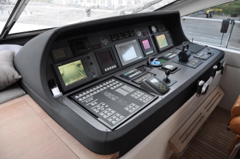 Motor yacht IROCK -  Helm Station.jpg