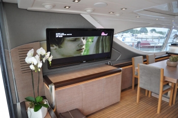 Motor yacht IROCK -  TV in Salon.jpg