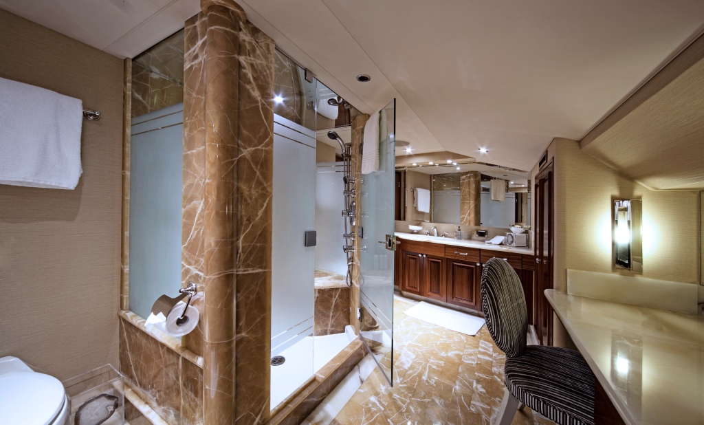 Motor yacht KEMOSBE - Master ensuite.jpg