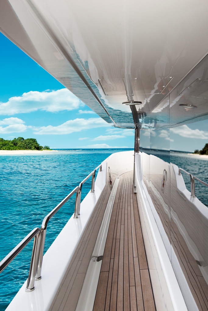 Motor yacht KEMOSBE - Side deck.jpg