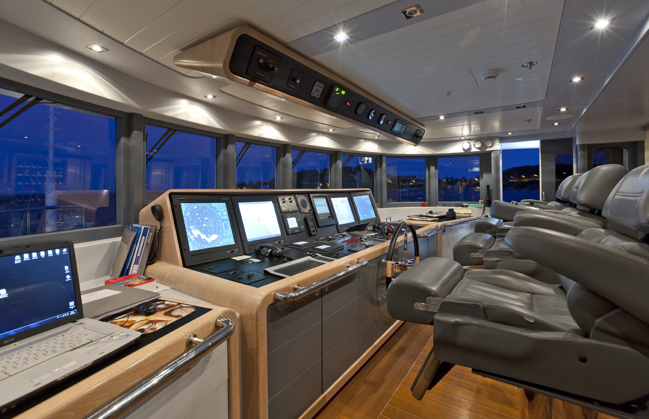 Motor yacht KINTA -  Pilot house.jpg
