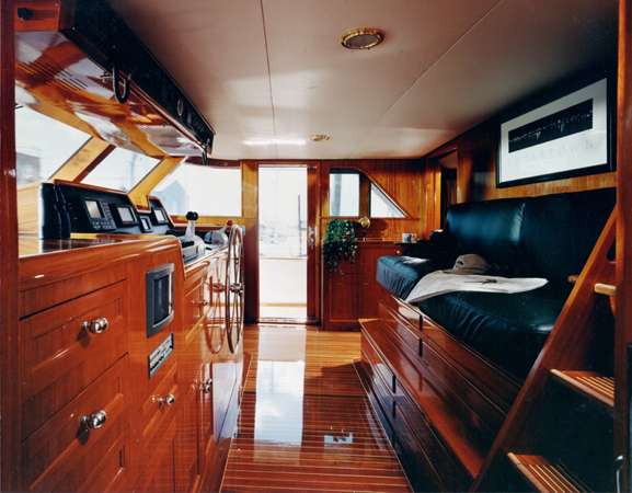 Motor yacht Keldi -  Wheelhouse.jpg