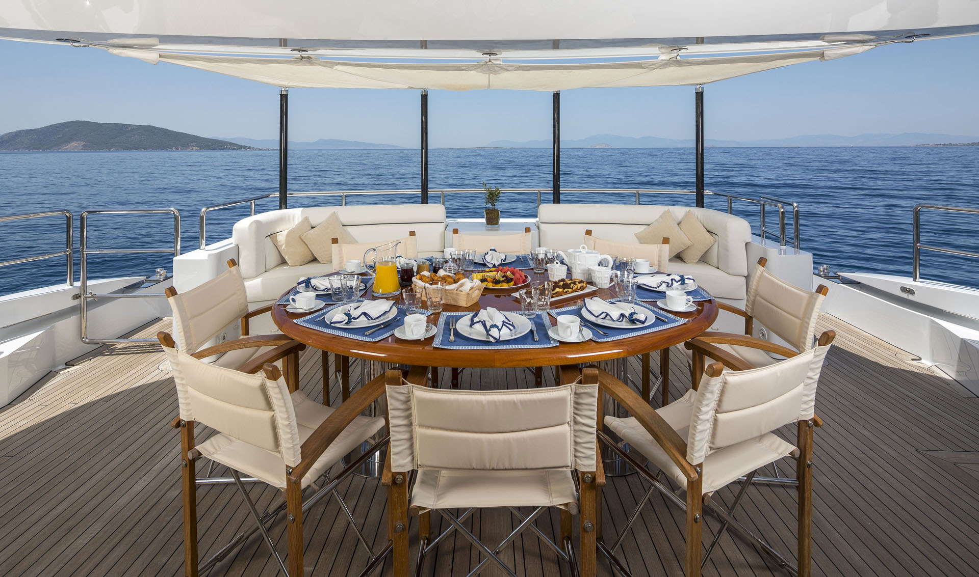 Motor yacht L'EQUINOX -  Aft deck dining.jpg