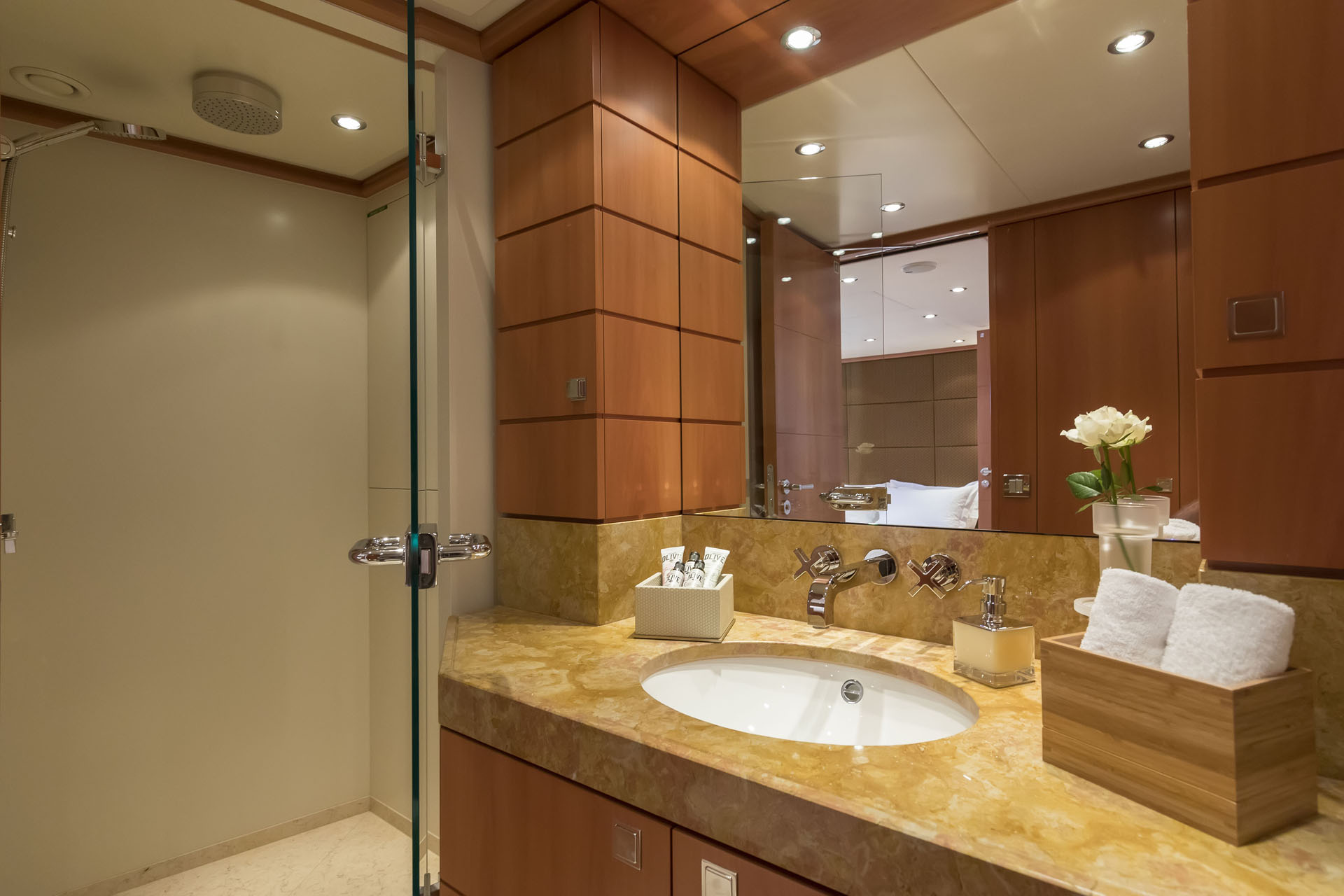Motor yacht L'EQUINOX -  Guest ensuite.jpg