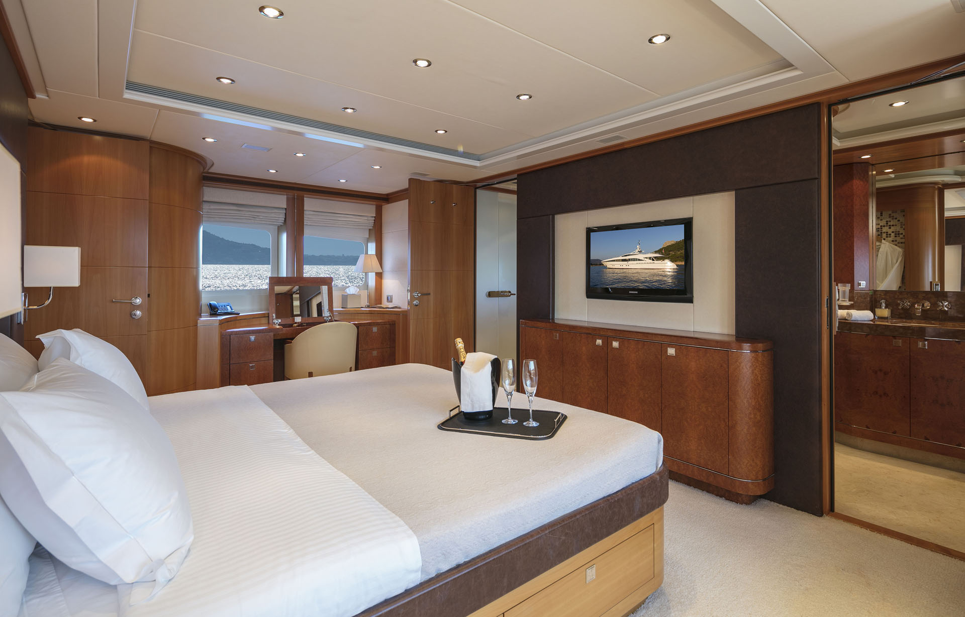 Motor yacht L'EQUINOX -  Master cabin.jpg