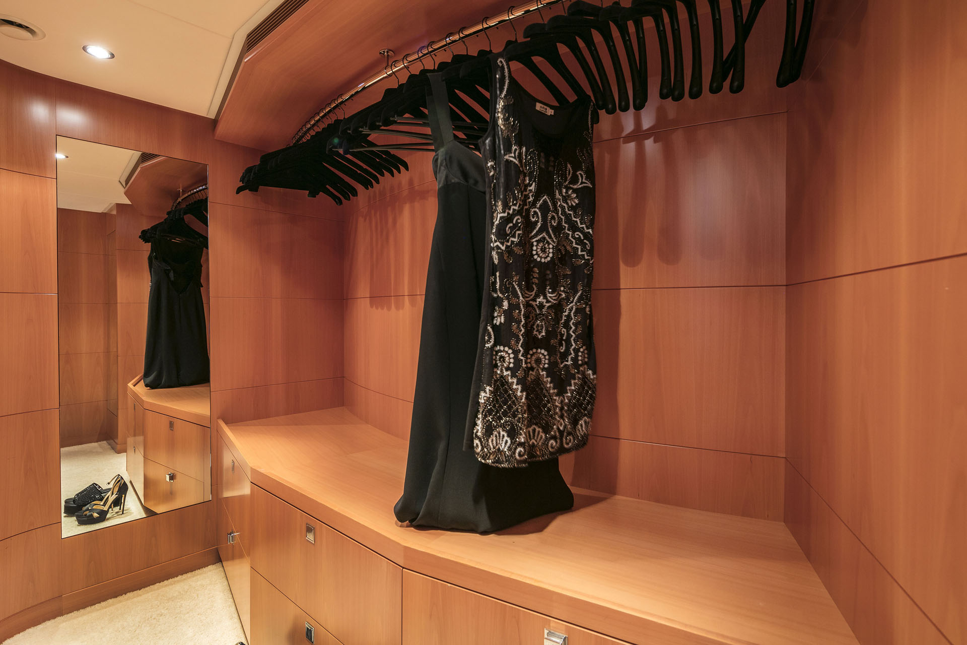 Motor yacht L'EQUINOX -  Master wardrobe.jpg