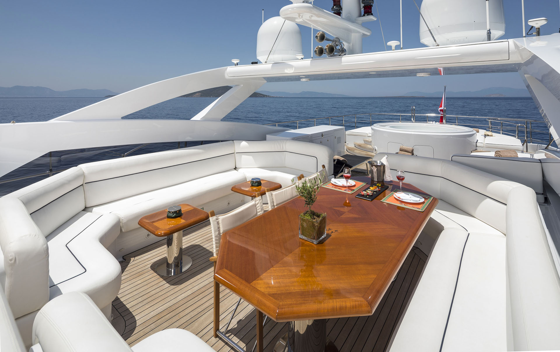 Motor yacht L'EQUINOX - Sundeck dining.jpg