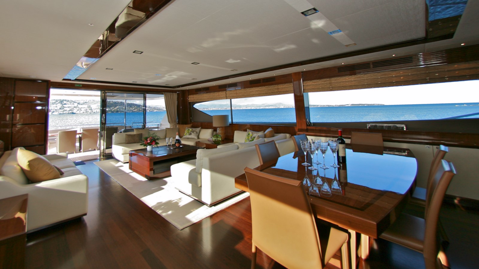 Motor yacht LADY BEATRICE - Main Salon looking Aft.jpg