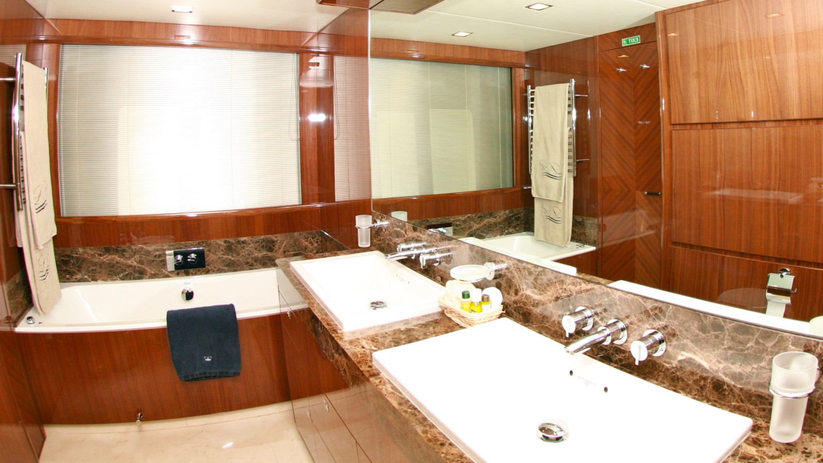 Motor yacht LADY BEATRICE - Master Ensuite.jpg