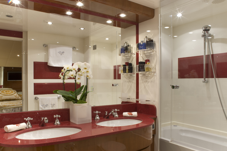 Motor yacht MAGIC DREAM -  Guest Ensuite.jpg