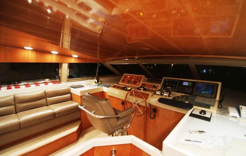 Motor yacht MERCEDES - Wheelhouse.jpg