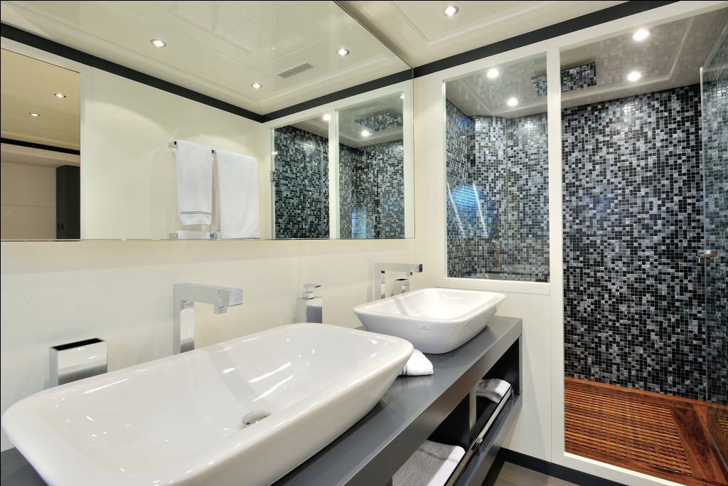 Motor yacht MOSKING - Master Bathroom.jpg